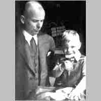 094-0186 Vater Horst Broscheit mit seinem Sohn im Schwarzen Adler in Schirrau 1938.jpg